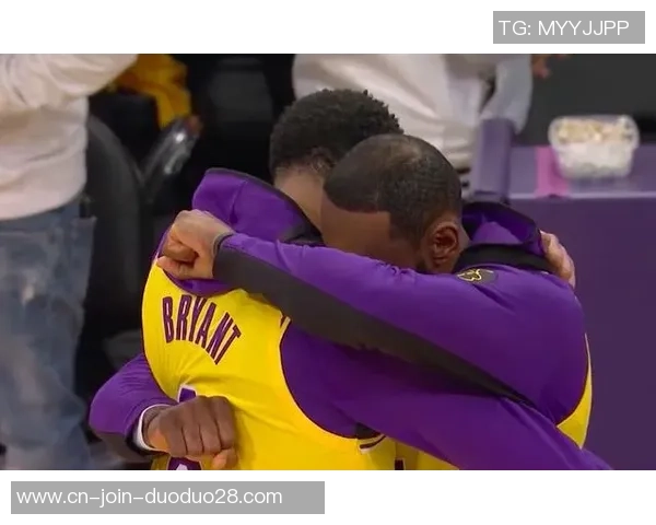 湖人队与热火队首场对决精彩纷呈引发球迷热议与期待